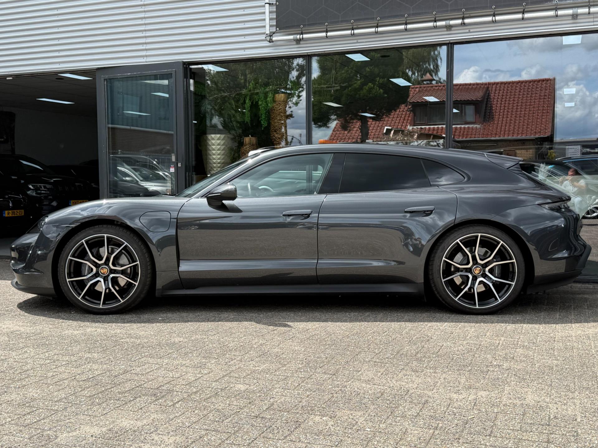 46518906-3.jpg