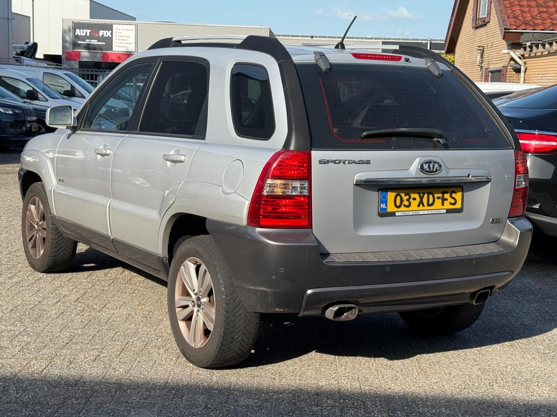 47077990-2.jpg