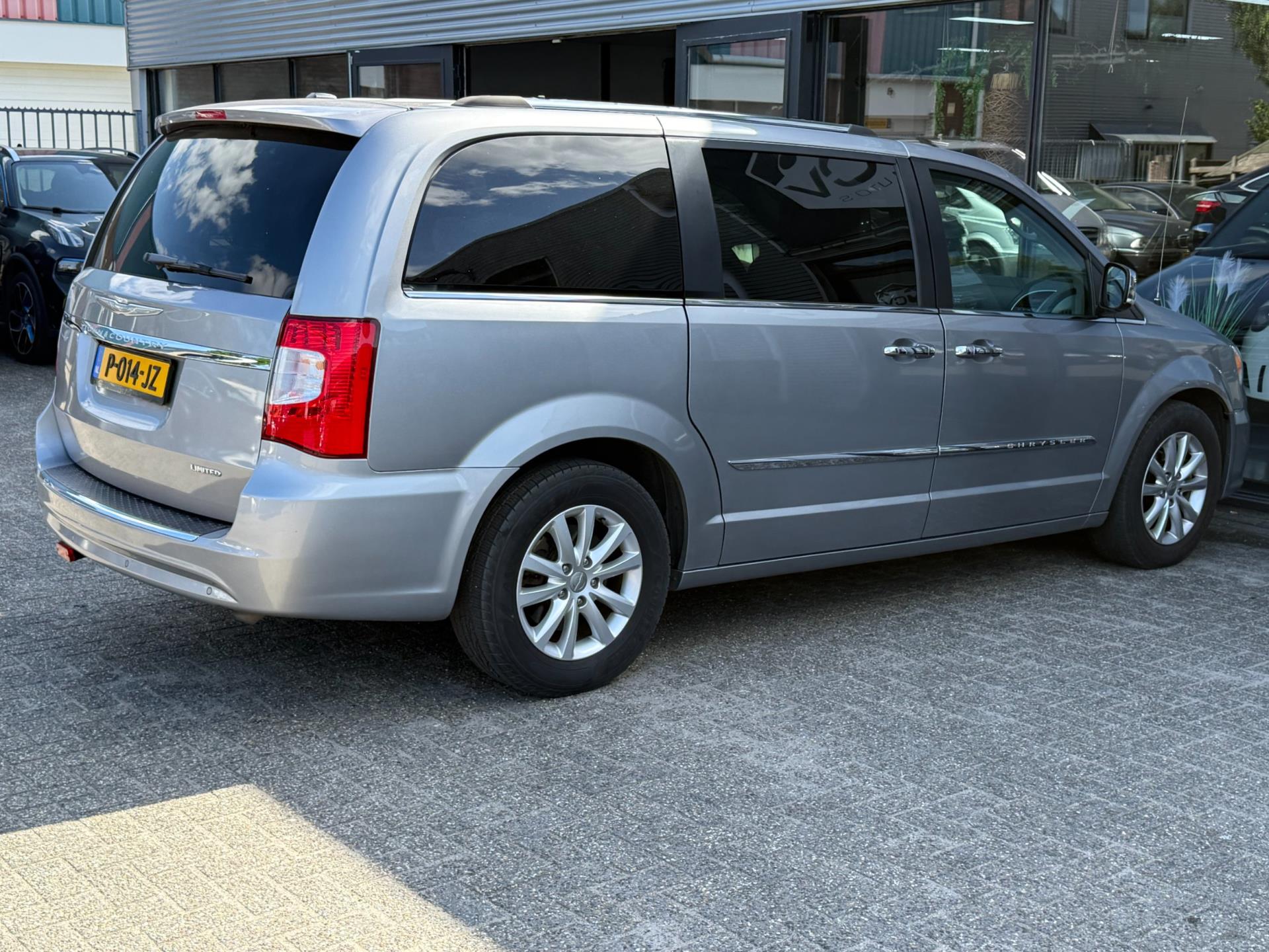 47136335-7.jpg