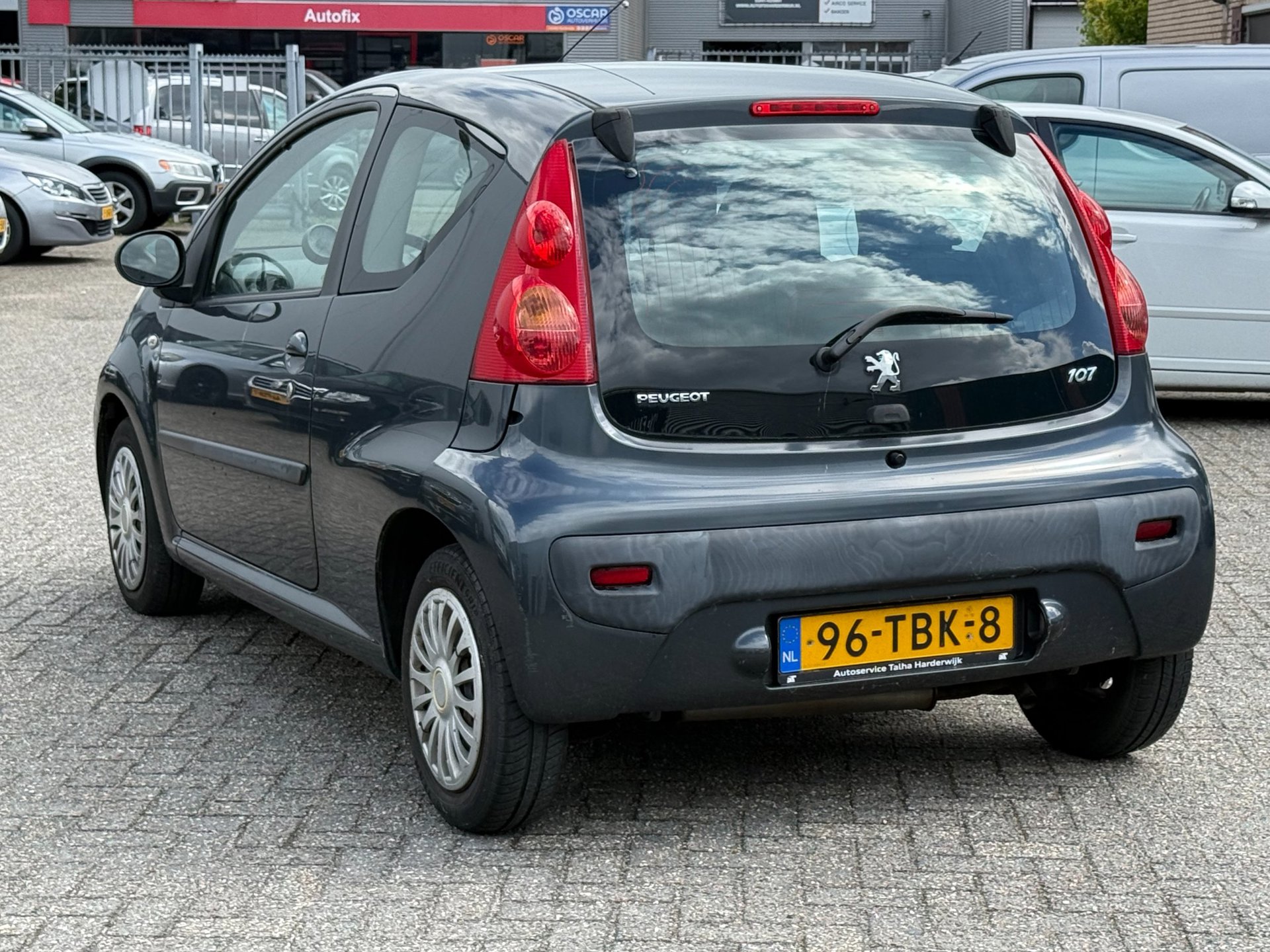 54108531-2.jpg