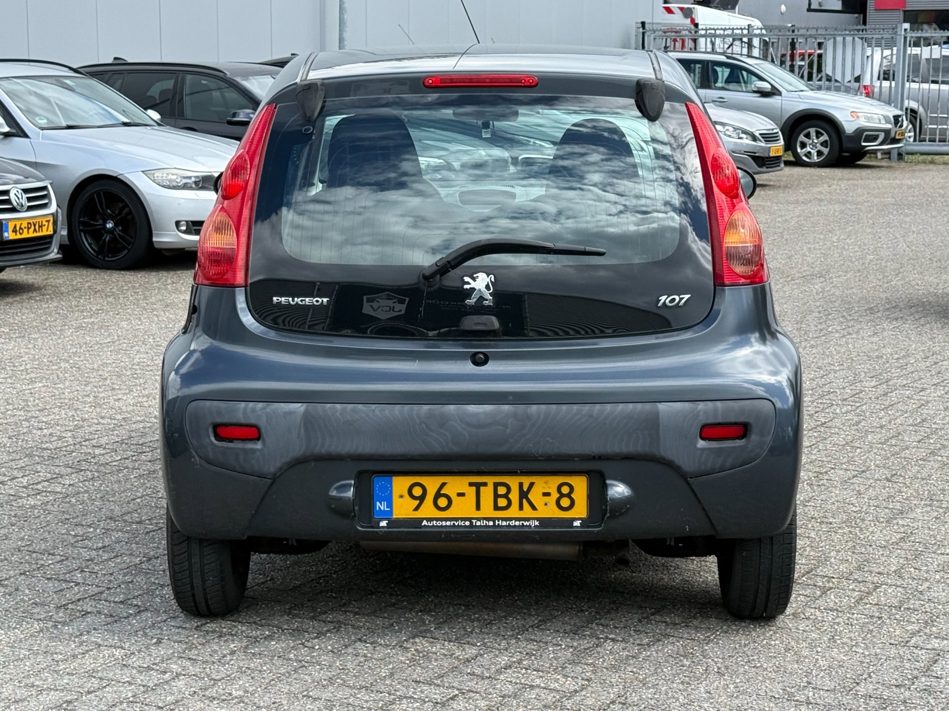 54108531-3.jpg