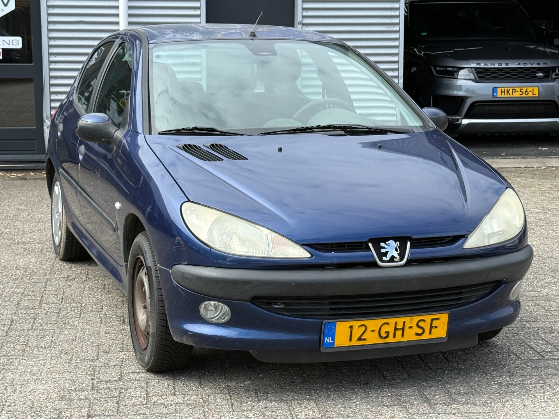 54862471-6.jpg